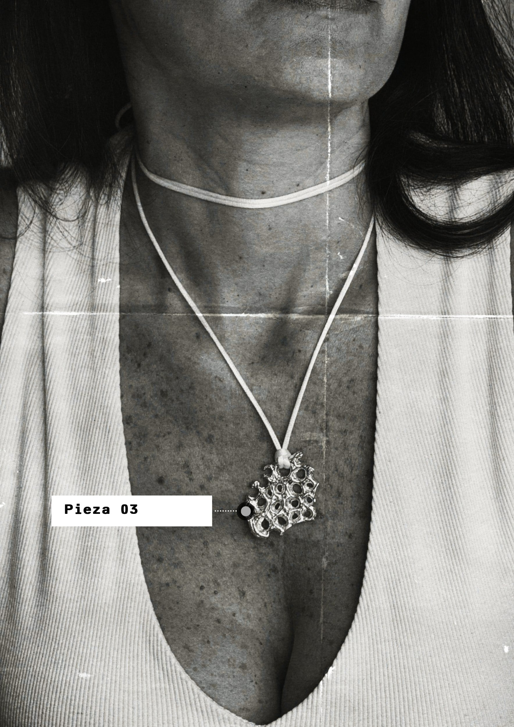 Pieza 03 del Archivo .925: collar de cordón con dije de plata de textura orgánica, sobre el cuello, en tratamiento de archivo en blanco y negro.