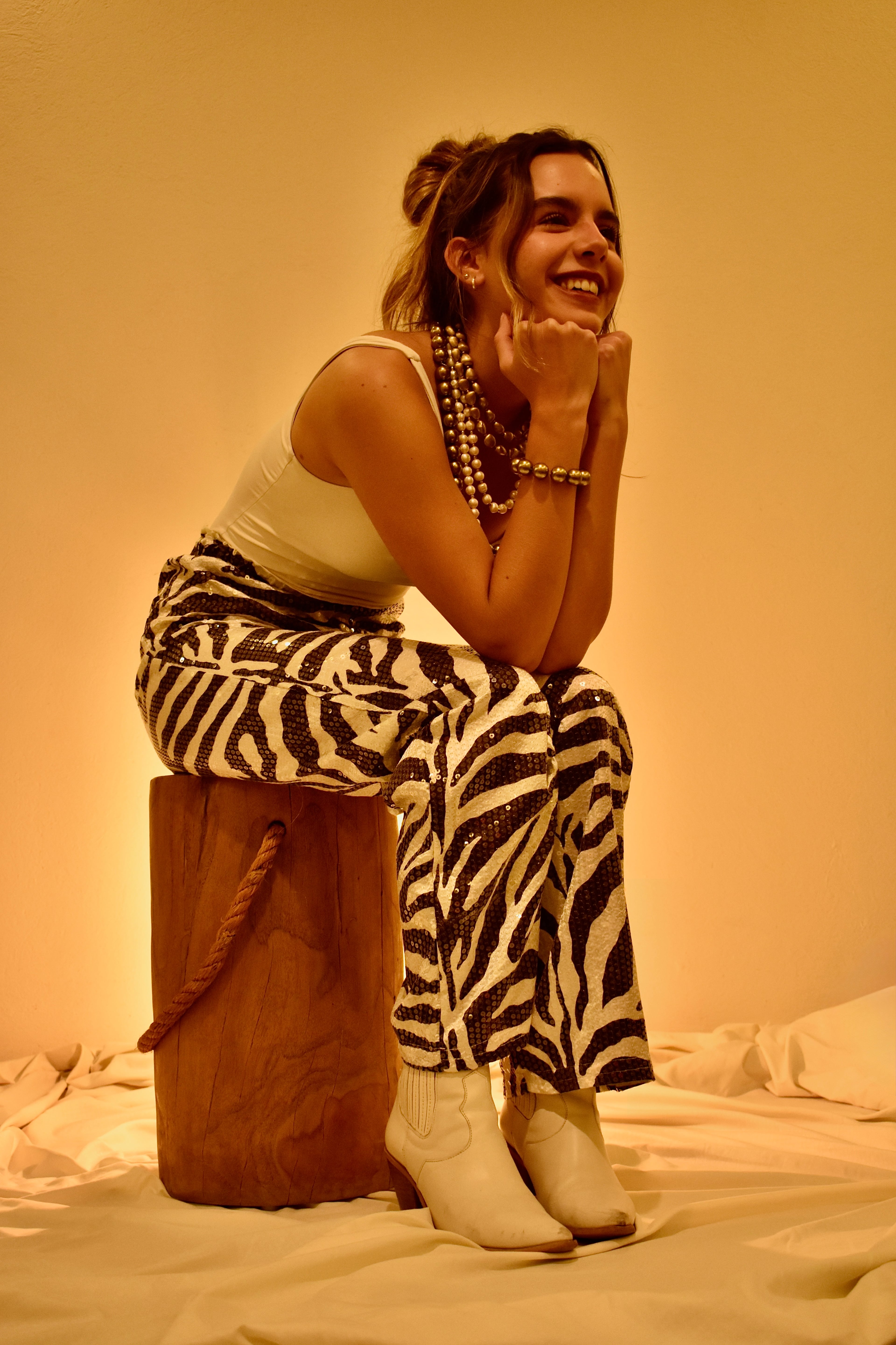 Pantalón de la colección Aura Vela, mostrando su patronaje y caída de tela.