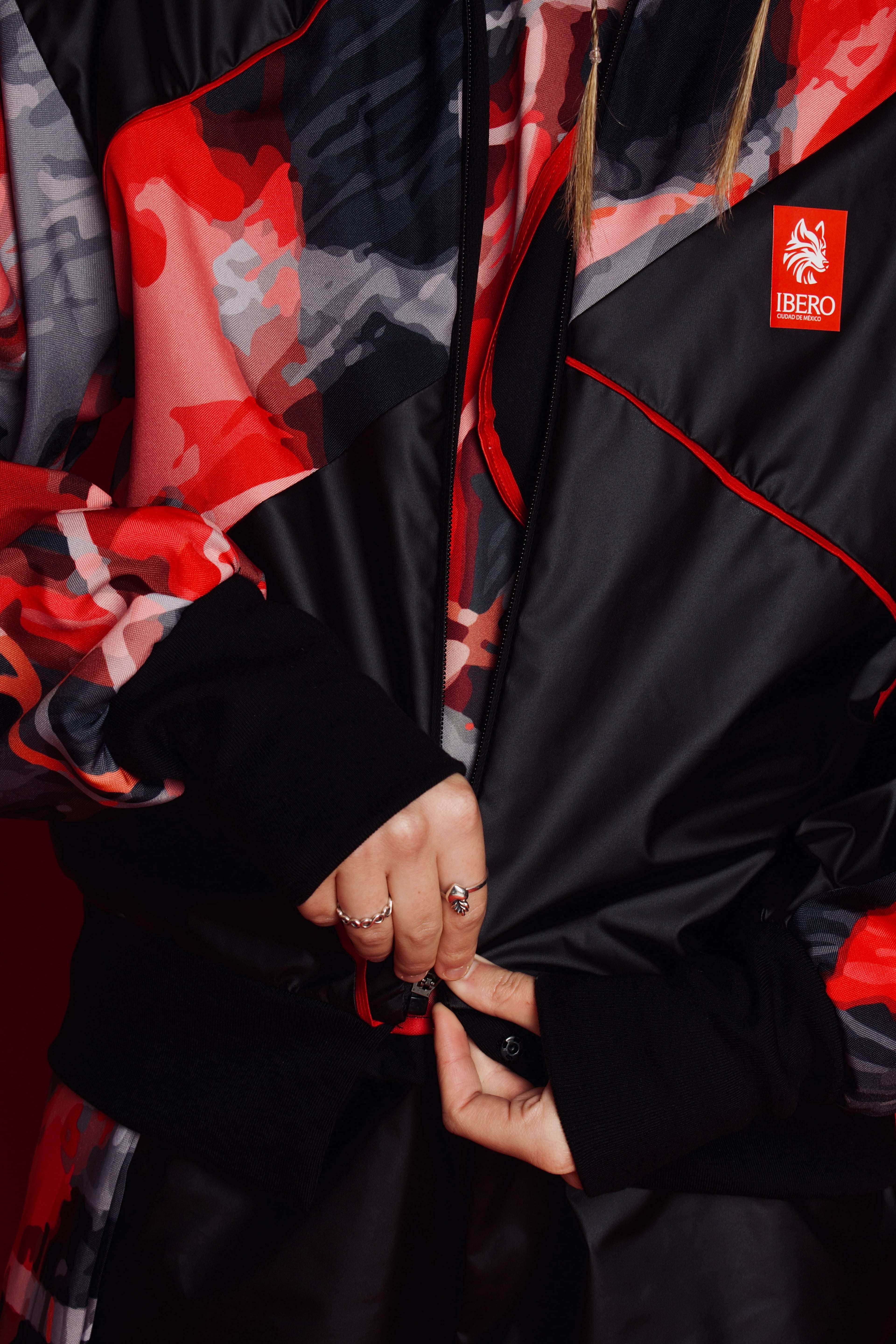 Detalle de corte y silueta relajada del uniforme deportivo.