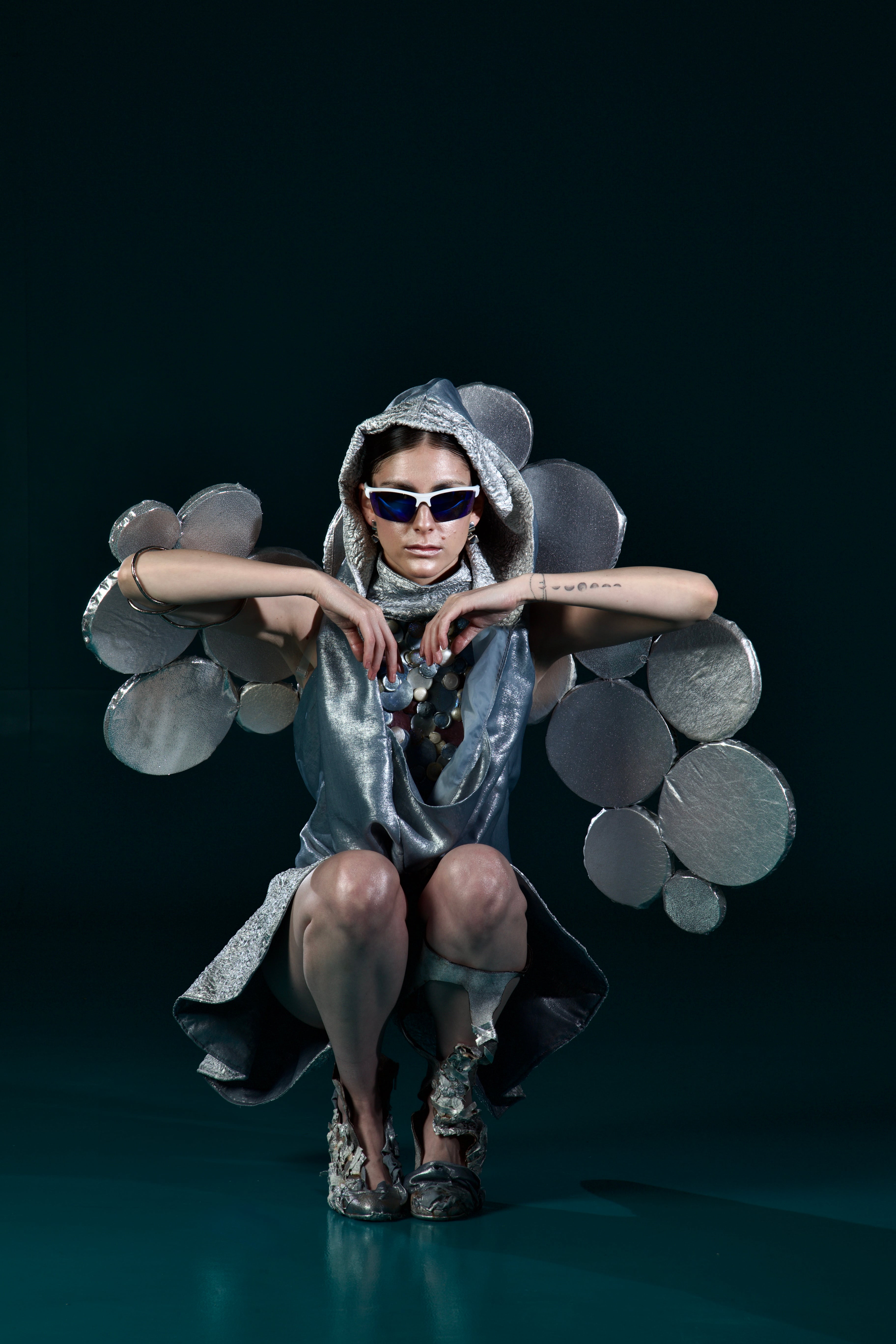 Detalle de la silueta orgánica y envolvente del look Líquida, construida con textiles reciclados.