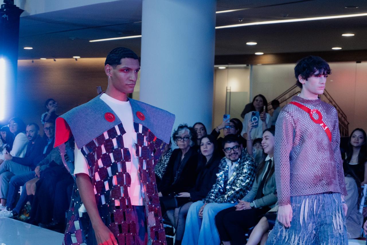 Look de la colección Reconecto sobre la pasarela de Fashion Innovation.