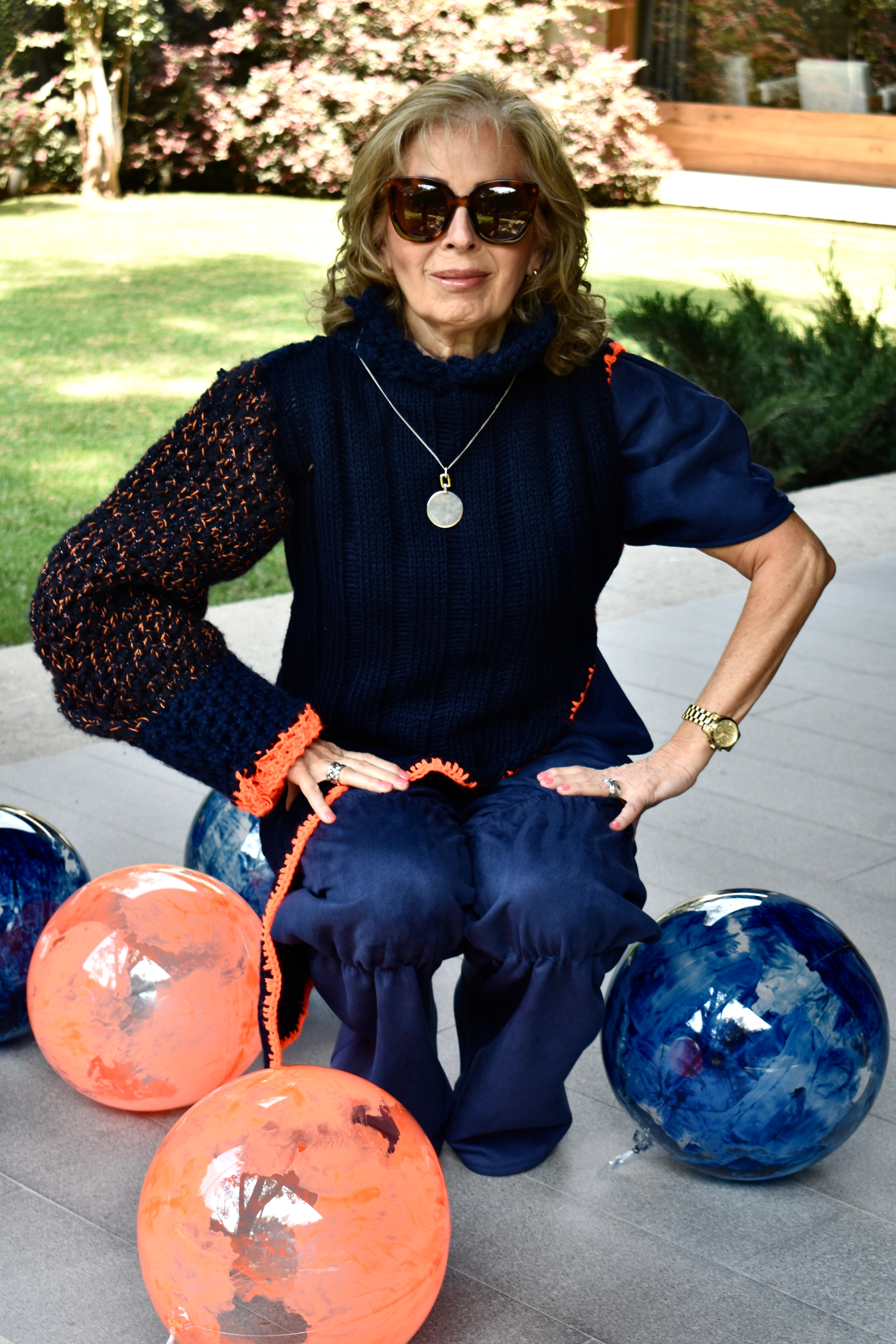 Mujer de la tercera edad vistiendo un look de punto de la colección Korel, con las esferas de vidrio del set.