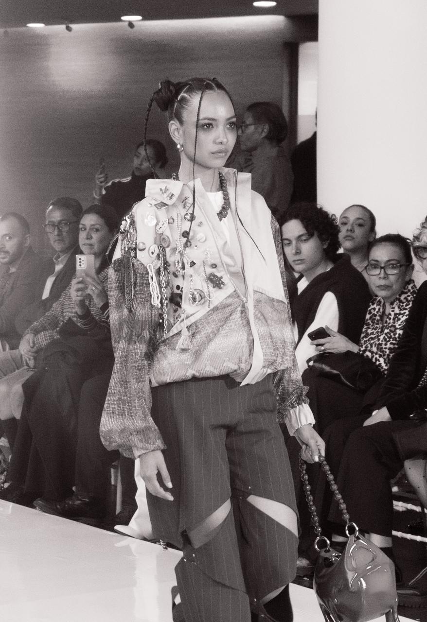 Look de la colección Reconecto en pasarela, con las técnicas de slashing y teñido visibles en la prenda.